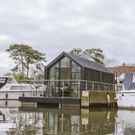 Water Cabin With Water Sports Equipment And Bikes, Bath 布里斯托 外观 照片