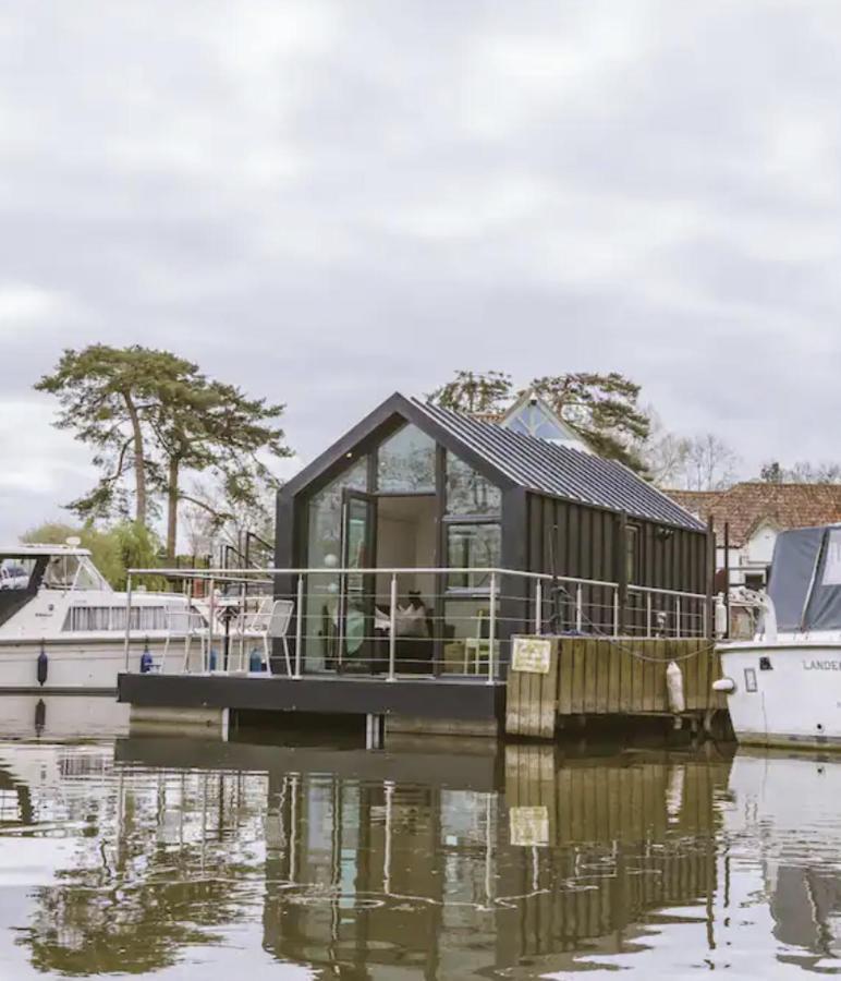 Water Cabin With Water Sports Equipment And Bikes, Bath 布里斯托 外观 照片