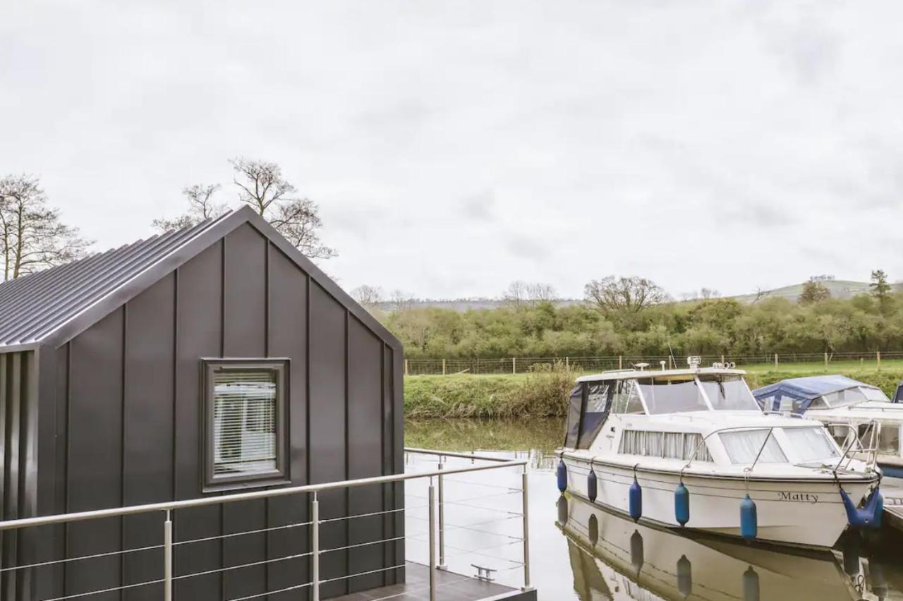 Water Cabin With Water Sports Equipment And Bikes, Bath 布里斯托 外观 照片