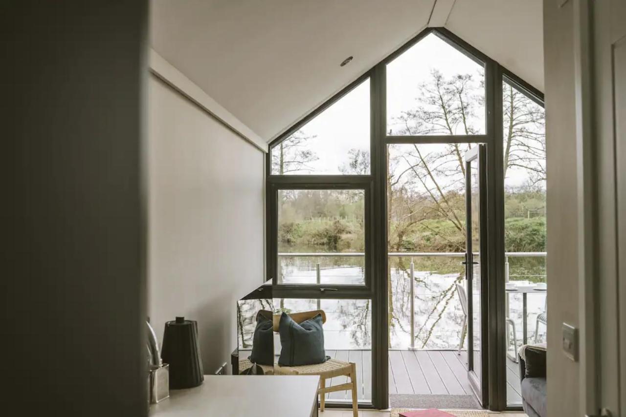 Water Cabin With Water Sports Equipment And Bikes, Bath 布里斯托 外观 照片